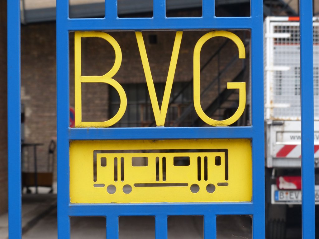 BVG (Berliner Verkehrsbetriebe) - ein sehr nett gestaltetes Tor zu einer BVG-Anlage. Am Gleisdreieck wurde ein neuer Park(teil) erffnet, und wer eine private Seitenstrae der Luckenwalder Strae als Abkrzung benutzt, kommt an diesem Tor vorbei. 1.6.2013