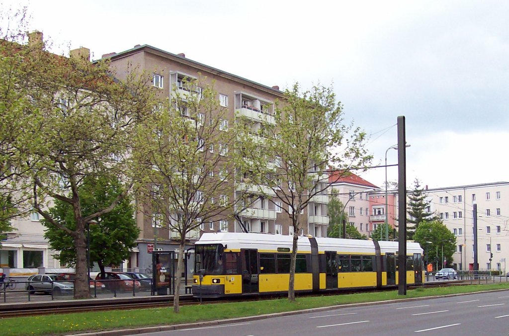 BVG, Linie M 10 in der  Danziger Str./Ecke Kniprodestr. (08.05.2010)