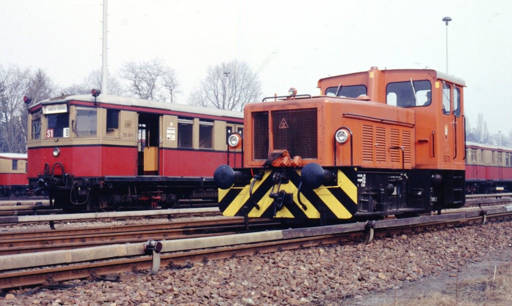 BVG Lok 5070, daneben S-Bahn PV 275 701-1, Berlin-Wannsee Febr. 1985