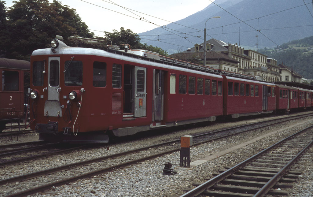 BVZ-Zug mit Zahnrad-Elektrotriebwagen ABDeh 8/8 Nr. 2043 im Bahnhof Brig, aufgenommen im Sommer 1979