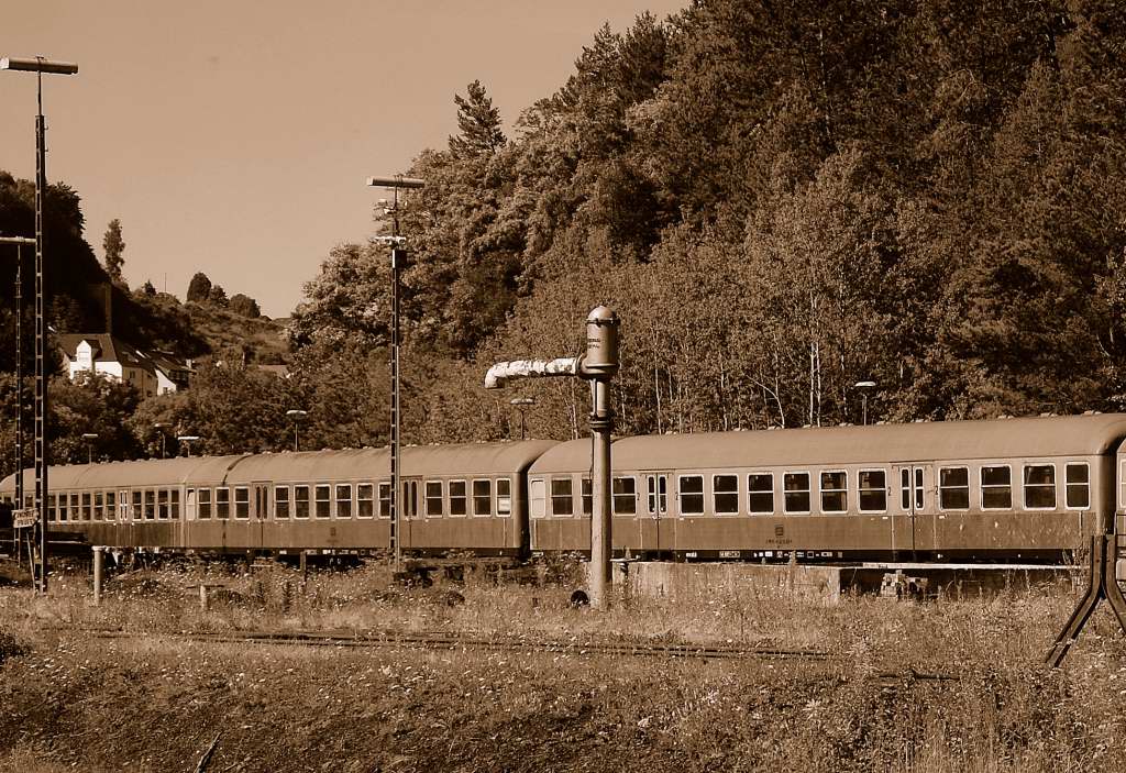 BW Gerolstein 1972 mit Silberlingen und Wasserkran, alles was der Dampfzug so braucht wenn er seinen Dienst ableistet......denkste das Bild entstand am 18.8.2012 und ich habe es nur in Sepia getaucht....das Orginal ist bunt.