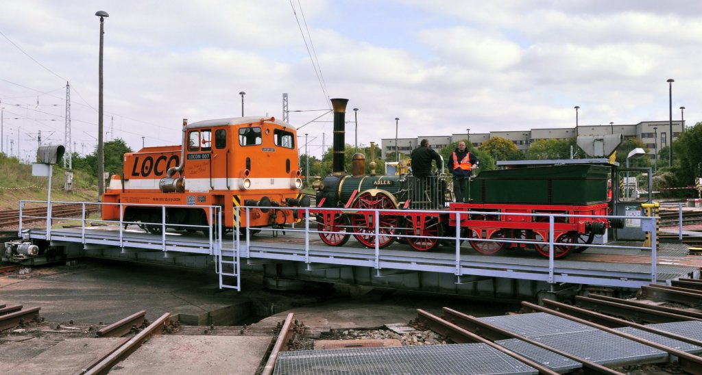 Bw Lichtenberg (Blo), 01.10..10.,  175 Jahre deutsche Eisenbahn , die Locon-Lok 007
hat den Adler-Nachbau auf die Drehscheibe gezogen