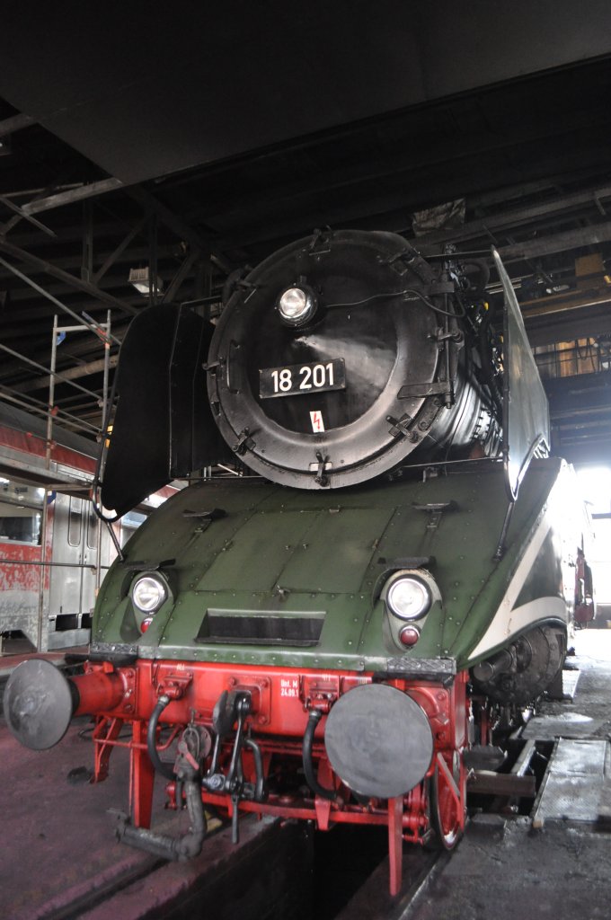 Bw Meiningen am 10.08.2013 am Tag der offenen Tr (jeden Samstag im Sommer !weiter Termine )wird dieser Star der Dampflokgeschichte gezeigt. Leider ist die Halle dunkel und es ist sehr eng.
