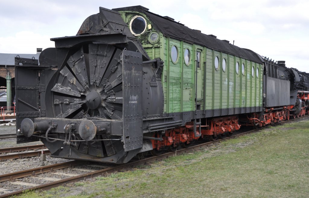 Bw Stassfurt, 01.04.12 ; DR-Schneeschleuder vom Bf Stassfurt