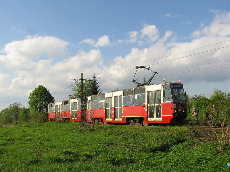 Bytom-Dąbrowa Miejska, 2.05.2011, Garnitur 105Na-257-258 als ein Zug der Linie 19