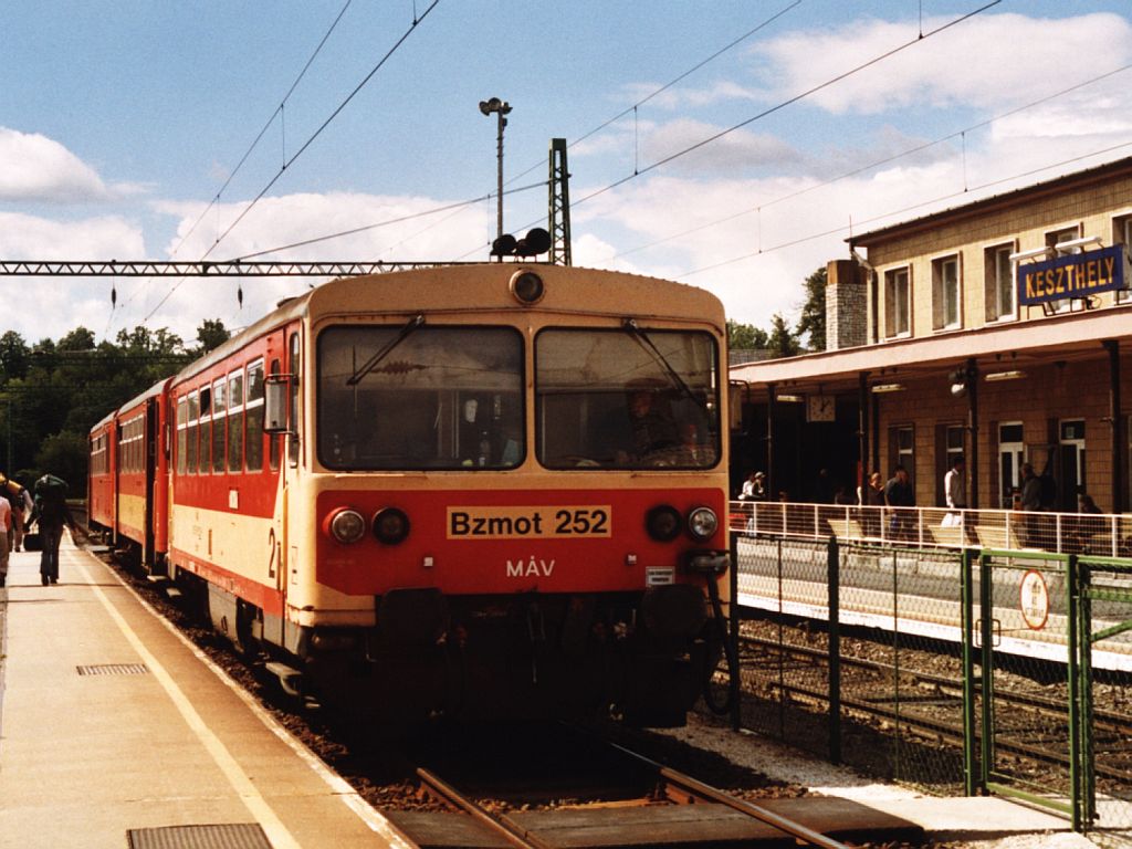 Bzmot 252 mit R 9644 Keszthely-Tapolca auf Bahnhof Keszthely am 8-8-2005. Bild und scan: Date Jan de Vries.