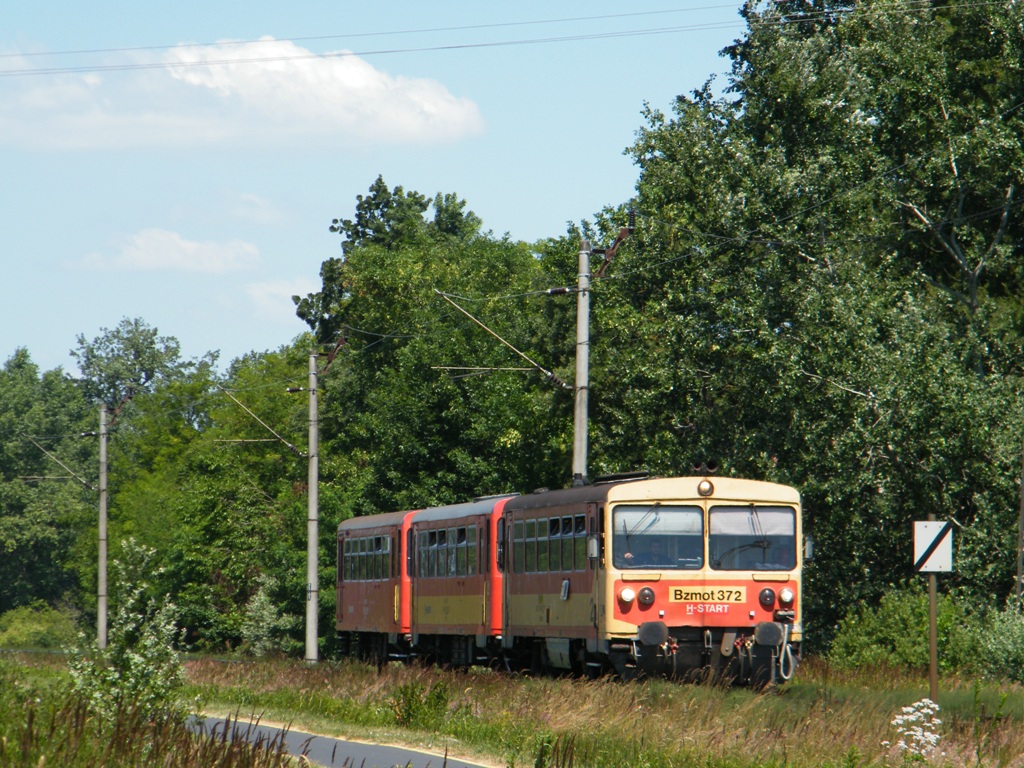 Bzmot 372 mit einem Bzx und einem BDzx, zwischen Keszthely und Balatonszentgy�rgy, als Personenzug aus Tapolca nach Balatonszentgy�rgy, am 28. 06. 2011. 