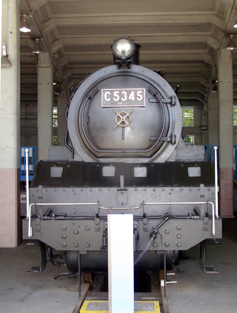 C 53 - 45 Dampflokomotive / Eisenbahn Museum Kyoto / Japan
29.08.2010
3459’12.00  N, 13544’34.54  E.
Die C53 war im Einsatz zwischen Tokaido und Sanyo.
Am 24. Juni 1950 war die letzte Fahrt der C53.
Die Nummer  45  ist nicht mehr fahrtchtig.
Hersteller: Kisha Seizo Co. 1928 Osaka
Technische Daten:
Rad-Folge: 4-6-2
Gewicht:    81 t
Kesseldruck: 14,0 kg/cm2
Strke: 1250 PS
Spurweite: 1067 mm
Lnge (P): 20.625 mm
Geschwindigkeit: 100 km/h
Herstellung: 97 Stck von 1928 und 1930