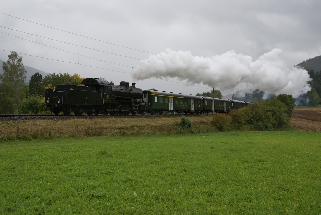 C 5/6 2978 erreicht am 25.9.10 aus Richtung Pontarlier kommend Travers. Zuhinterst befand sich auch noch die A 3/5 705. Der Zug wurde spter in zwei Teile aufgeteilt.
