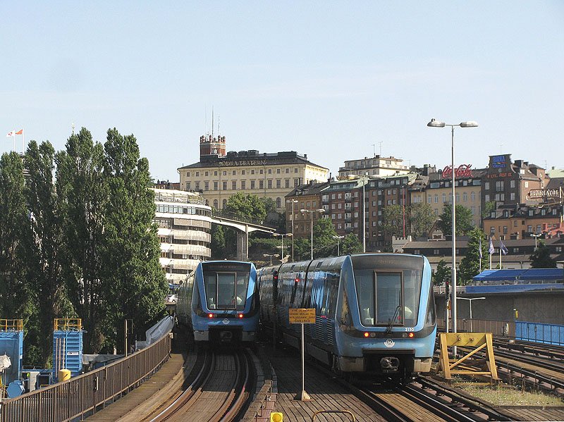 C20-2110 und 2057 in Stockholm-Gamla Stan, 13.07.2009. Betreiber: Veolia Stockholm.
