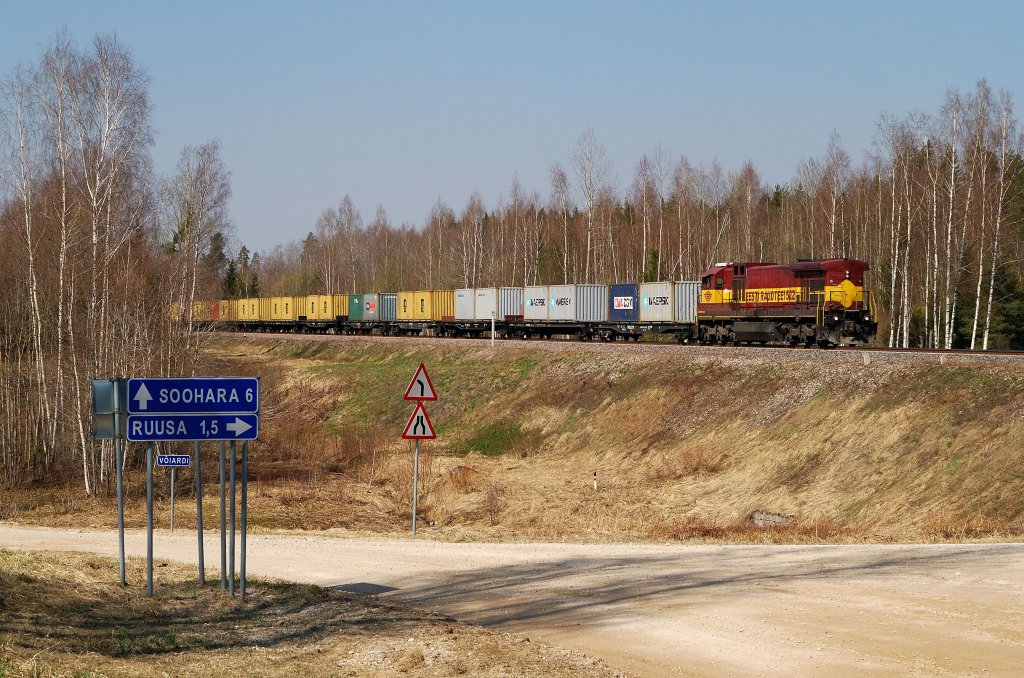 C36-7i 1522 mit Containerzug vor Ruusa (04.05.2013)