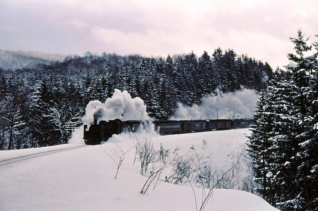 C55 30: Aufstieg am Shiokari-Pass mit einem Zug in den hohen Norden von Japan. 28.Dezember 1971. 