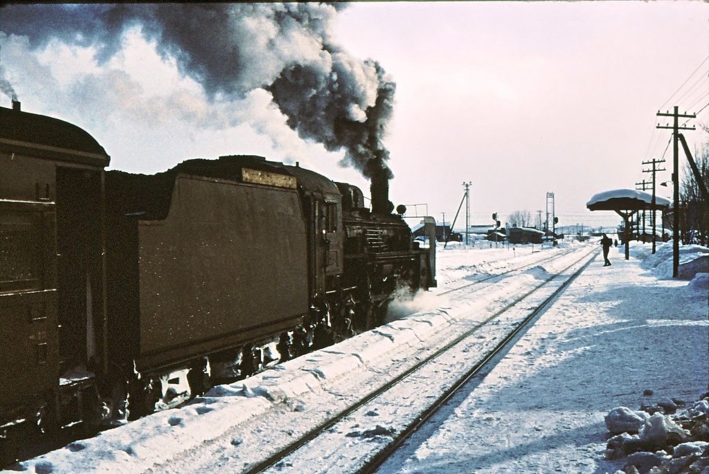 C55 30 in Bifuka, an der Hauptlinie in den hohen Norden von Hokkaidô. 27.Dezember 1971.
