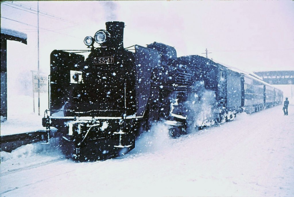 C55 47 wartet mit einem Personenzug im eiskalten Otoineppu, auf Japans nördlichster Hauptlinie. 27.Dezember 1971. 