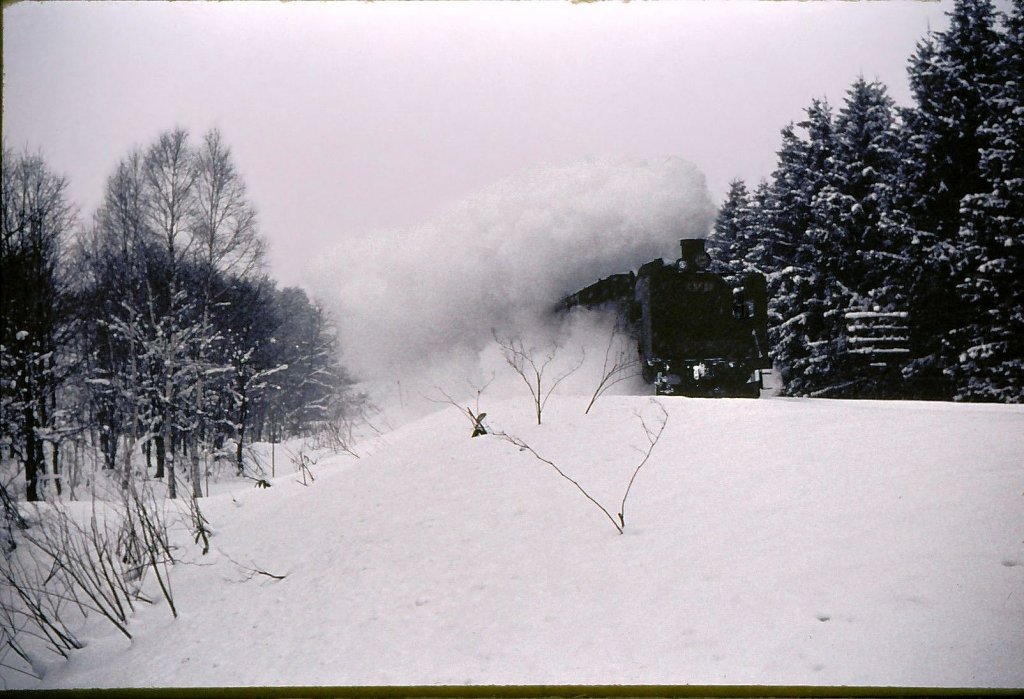 C55 50 kommt die Shiokari-Steilrampe herab, welche vom Hochland von Nord-Hokkaidô ins Becken von Asahikawa führt. 28.Dezember 1971.