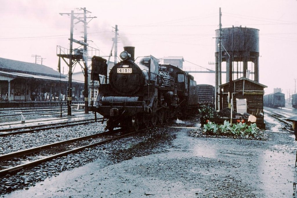 C55 52 nach getaner Arbeit in Miyakonoj an der Passstrecke zwischen Kagoshima und Miyazaki im Sden von Kysh, 12.August 1972. 