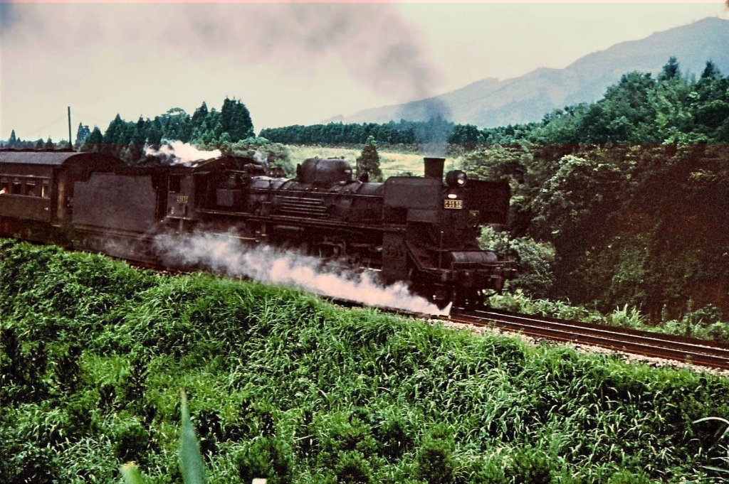 C55 52 saust mit einem Personenzug an der Passstrecke zwischen den Städten Kagoshima und Miyazaki die Steilrampe herab in Richtung Tano, 12.August 1972. 