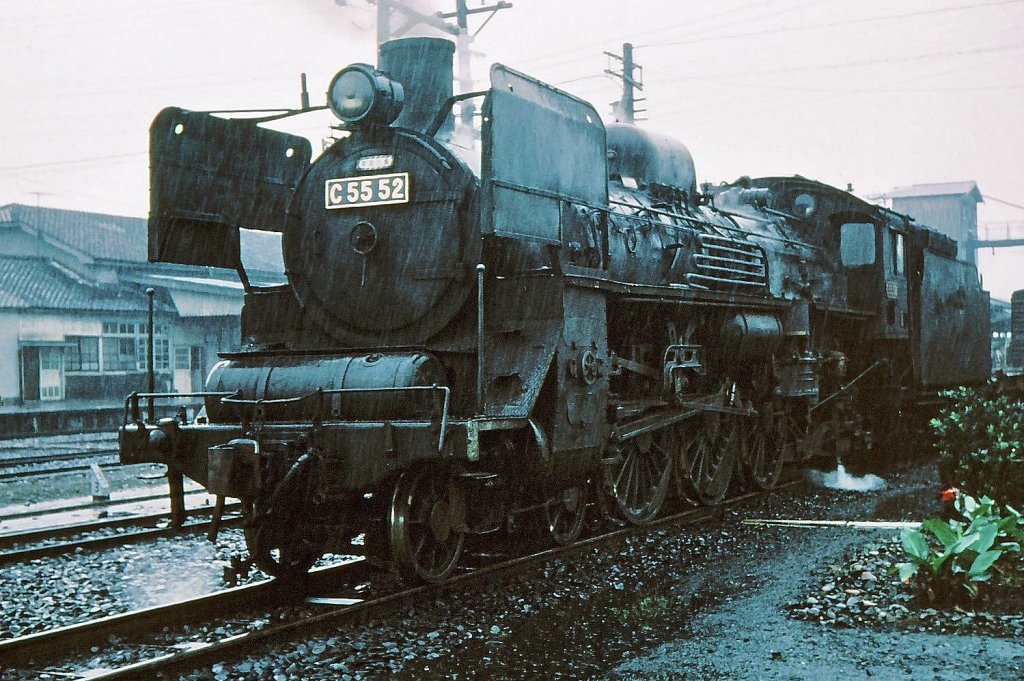 C55: Lok C55 52 im Regen in Miyakonoj, im Sden der Insel Kysh. 12.August 1972. 