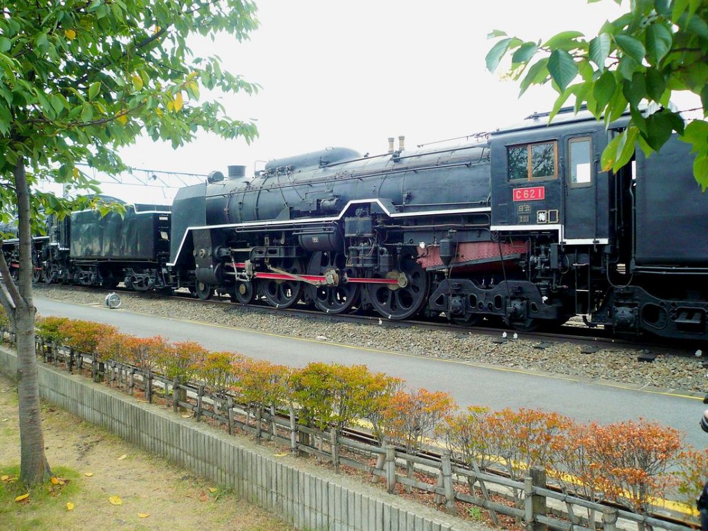 C62 - Lok C62 1 ist in Erinnerung an die einstigen Doppeltraktionen auf der Nordinsel Hokkaido hinter der Lok C62 2 aufgestellt. Im Gegensatz zur C62 2 ist sie nicht betriebsfähig. Kyoto, Umekôji Dampflokmuseum, 23. September 2009. 