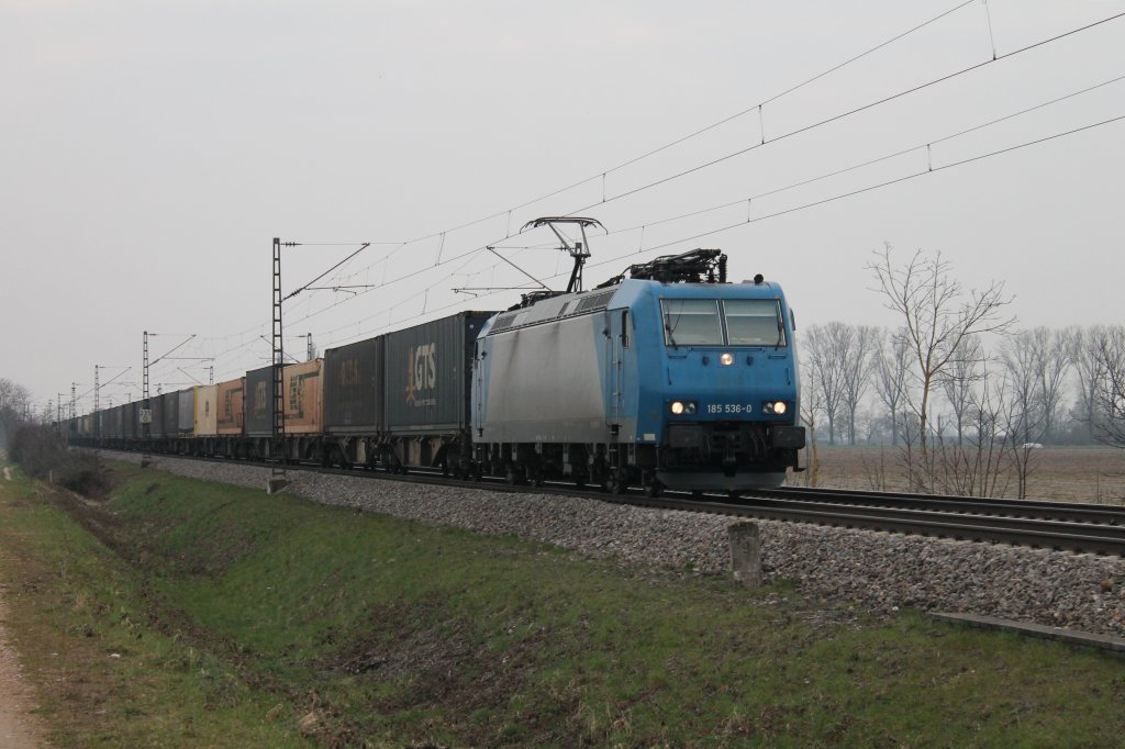 Ca. 2 Stunden kam dann 185 536-0 mit einem KLV nun gen Norden an mir vorbei. Hier ist die Blau - Silberne Schnheit kurz hinter Mllheim (Baden) bei Hgelheim.