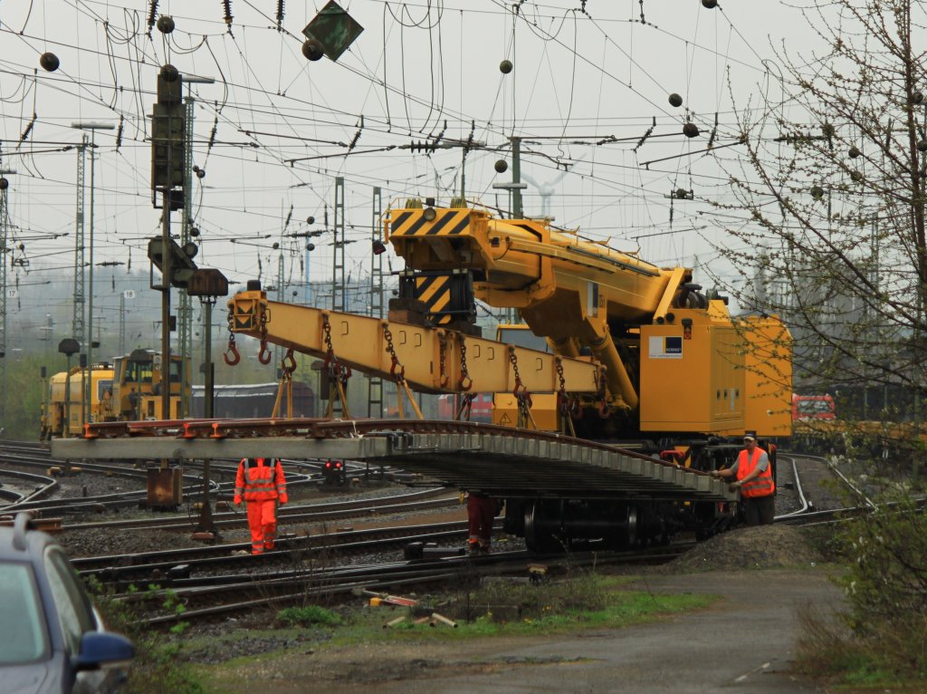 Ca. 35to hngen am 03.04.2011 an dem 125to Kran der Firma Hering in Aachen West. Das Weichenstck wird von dem Kran an die Stelle gebracht, wo die Weiche verbaut wird.