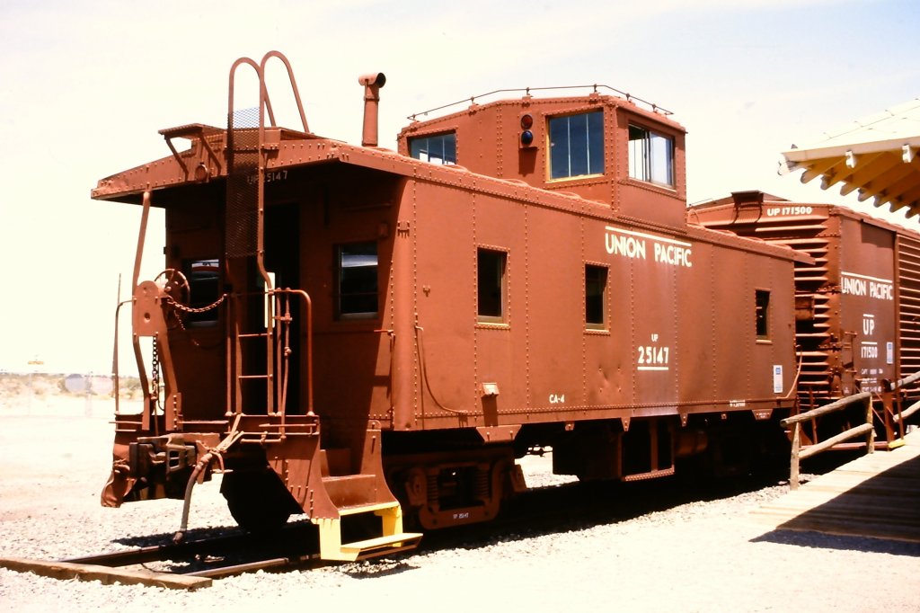 Caboose und Boxcar der Union Pacific Railroad sind mit dem historischen Bahnhof von Boulder City im Clark County Museum in Henderson (NV) aufgestellt.  (Aufnahme vom 22. Juni 1987).