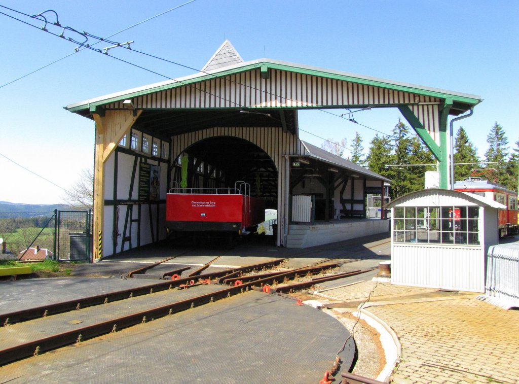 Cabriopersonenwagen der Oberweibacher Bergbahn im Bf Lichtenhain an der Bergbahn; 18.04.2010