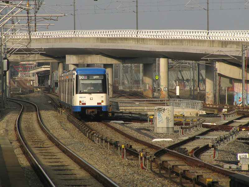 CAF M4-85 als ein Zug der Linie 50 erreicht Amsterdam Bijlmer ArenA am 22.11.2010