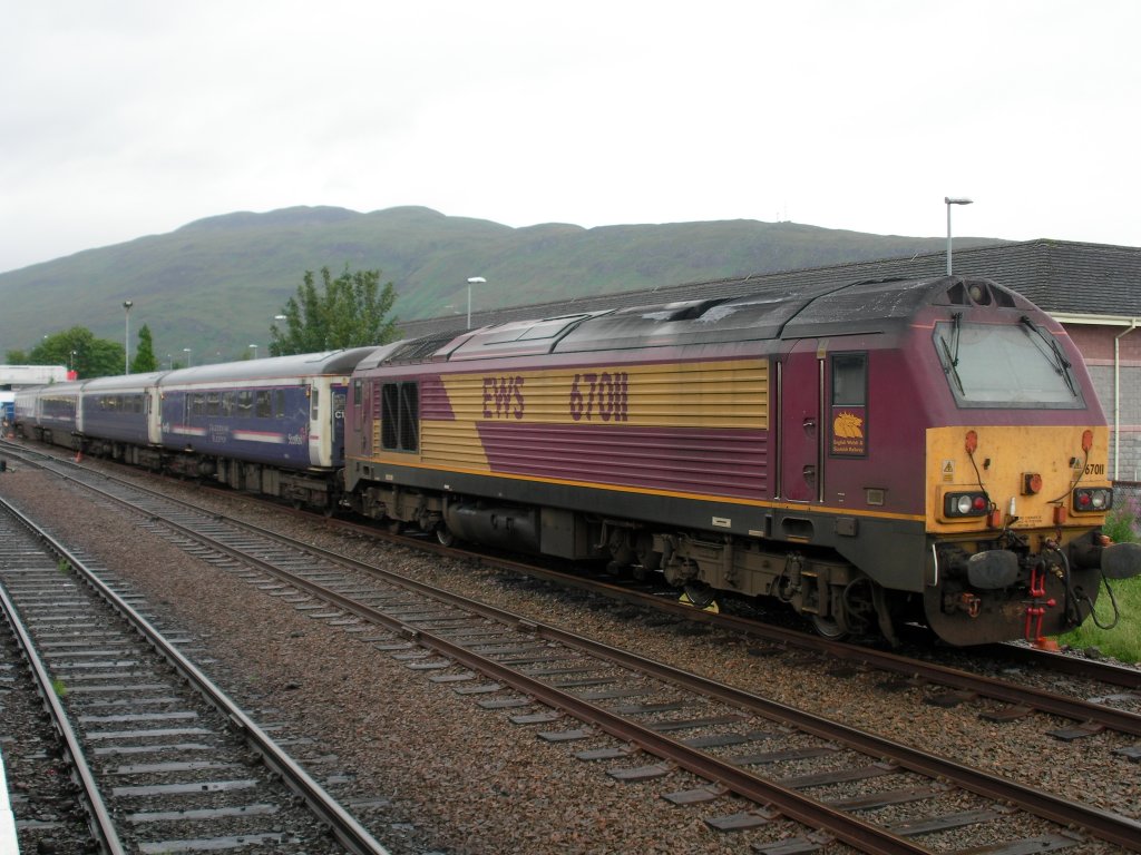 Caledonian Sleeper (Nachtzugverbindung der FirstScotRail zwischen Schottland und London Euston) bei der Ruhepause in Fort William.
Vor dem Zug lief 67011.