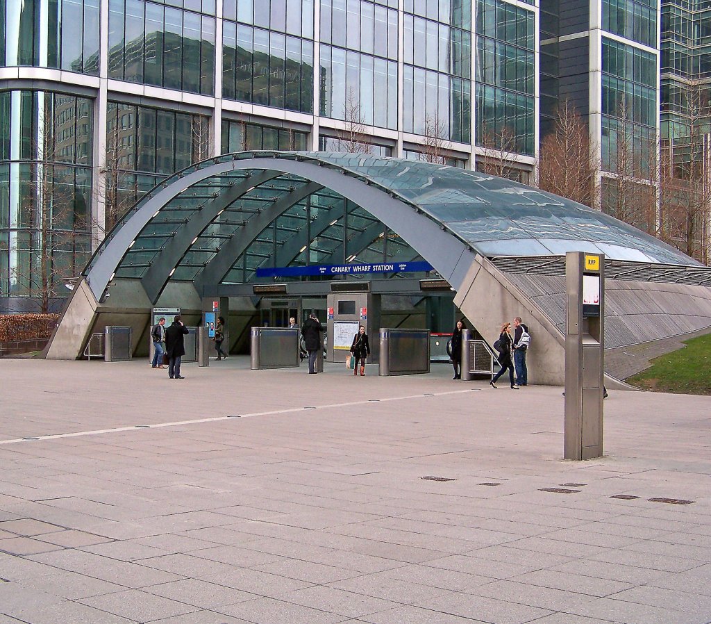 Canary Wharf Station, 17.3.010. Das moderne  EG  passt in den Finanz-Bezirk  Docklands , einem aufstrebenden, Trends setzenden Stadtteil im ehemaligen Hafen.