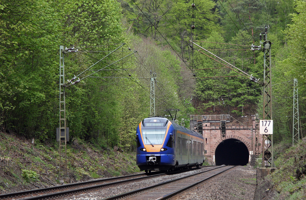 Cantus R7 aus Gttingen kommend auf dem Weg nach Bebra. Hier am 01.05.2010 am Sdportal des Cornberger Tunnels.