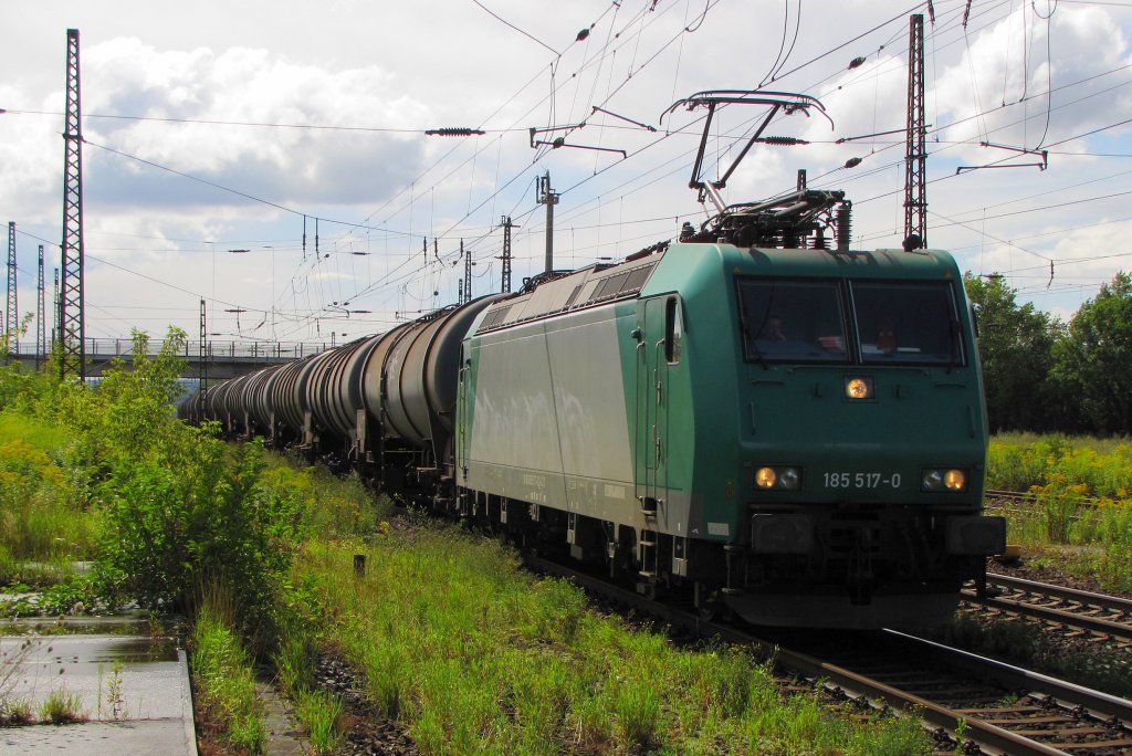 Captrain 185 517-0 mit Kesselwagen Richtung Gro�korbetha, in Naumburg (S) Hbf; 08.08.2011
