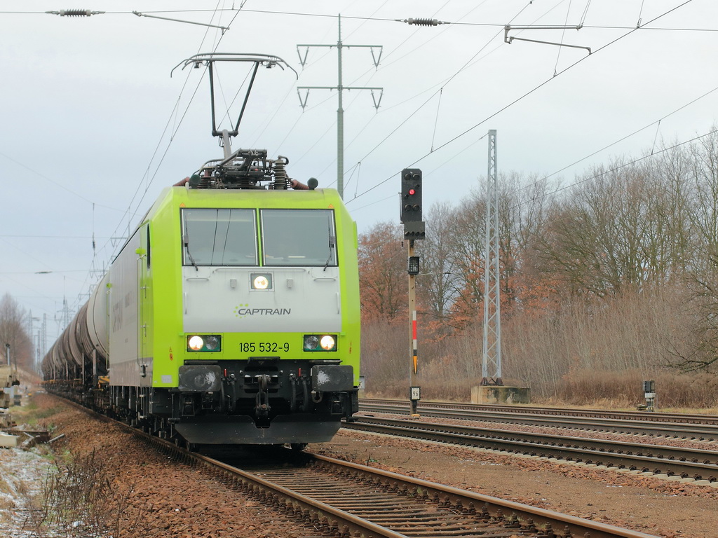 Captrain 185 532-9 am 12. Januar 2013 auf dem Berliner Auenring bei Diedersdorf.
