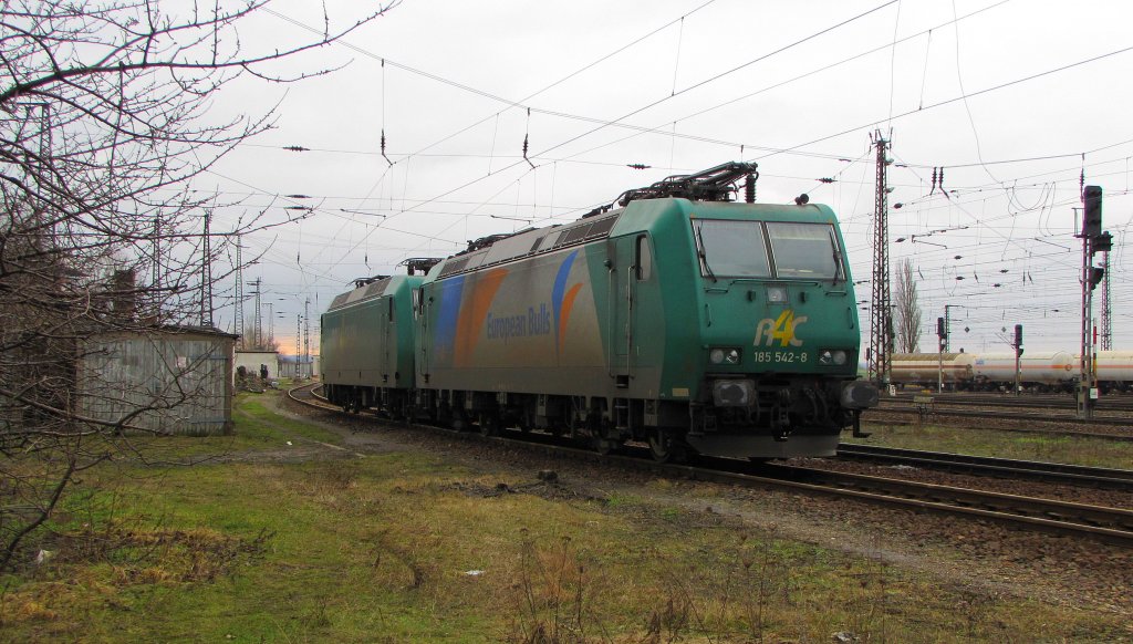 CAPTRAIN 185 542-8 (91 80 6185 542-8 D-VC) und 145-CL 003 (91 80 6145 094-9 D-VC) in Grokorbetha; 26.01.2011
