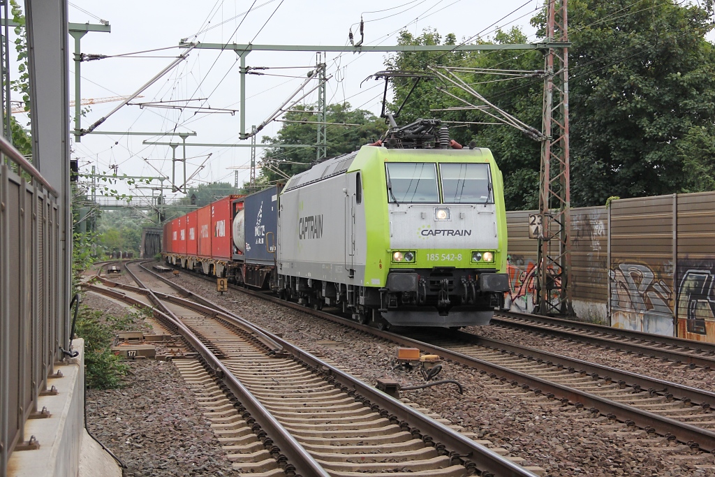 Captrain 185 542-8 mit Containerzug in Fahrtrichtung Seelze. Aufgenommen am 08.09.2012 in Hannover Linden-Fischerhof.