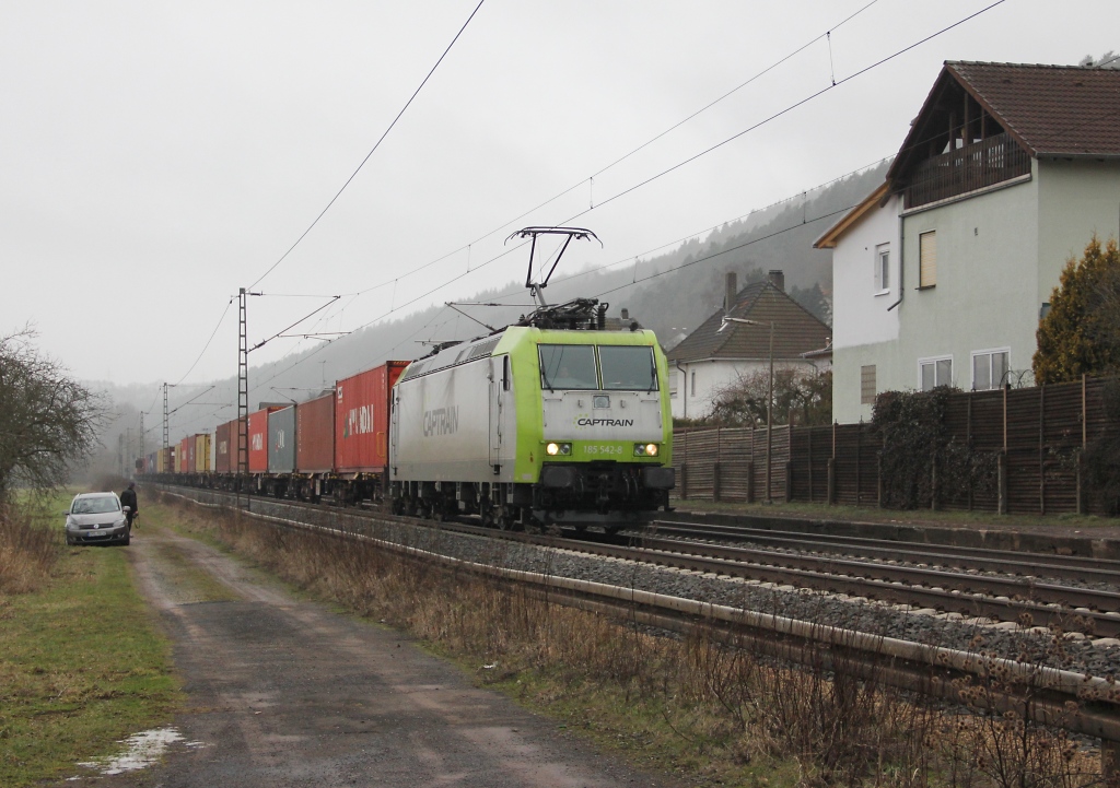 Captrain 185 542-8 mit Containerzug in Fahrtrichtung Norden. Aufgenommen in Ludwigsau-Friedlos am 01.03.2013.