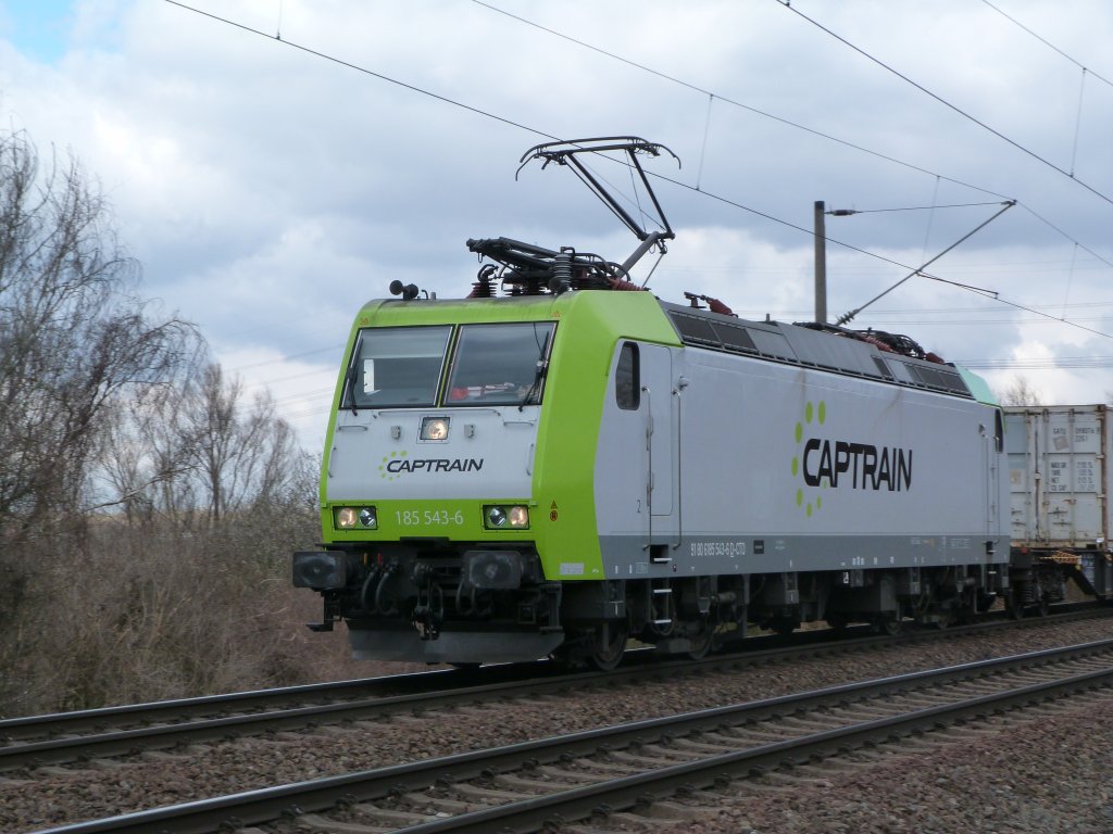 Captrain 185 543 fhrt am 26.03.13 mit einem Containerzug aus Hamburg-Waltershof in Richtung Harburg. Eingefangen bei HH-Moorburg.