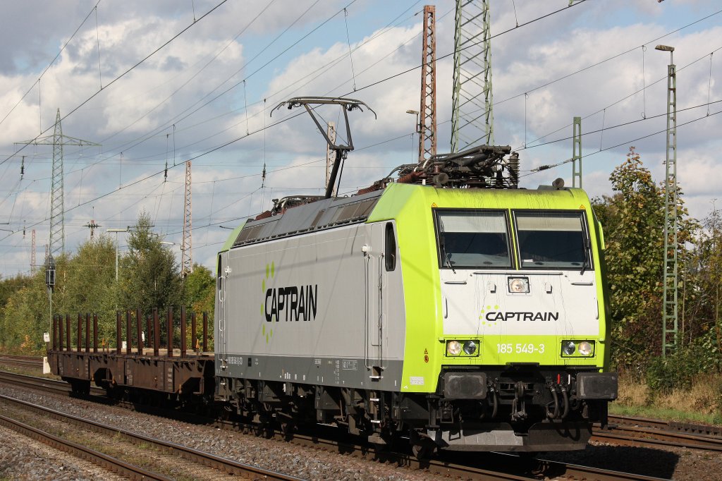 Captrain 185 549 am 15.10.12 mit zwei Wagen in Ratingen-Lintorf.