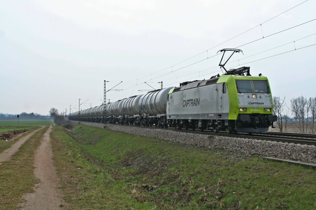 CAPTRAIN 185 550-1 mit einem GATX-Kesselzug am 27.03.13 bei Hgelheim.