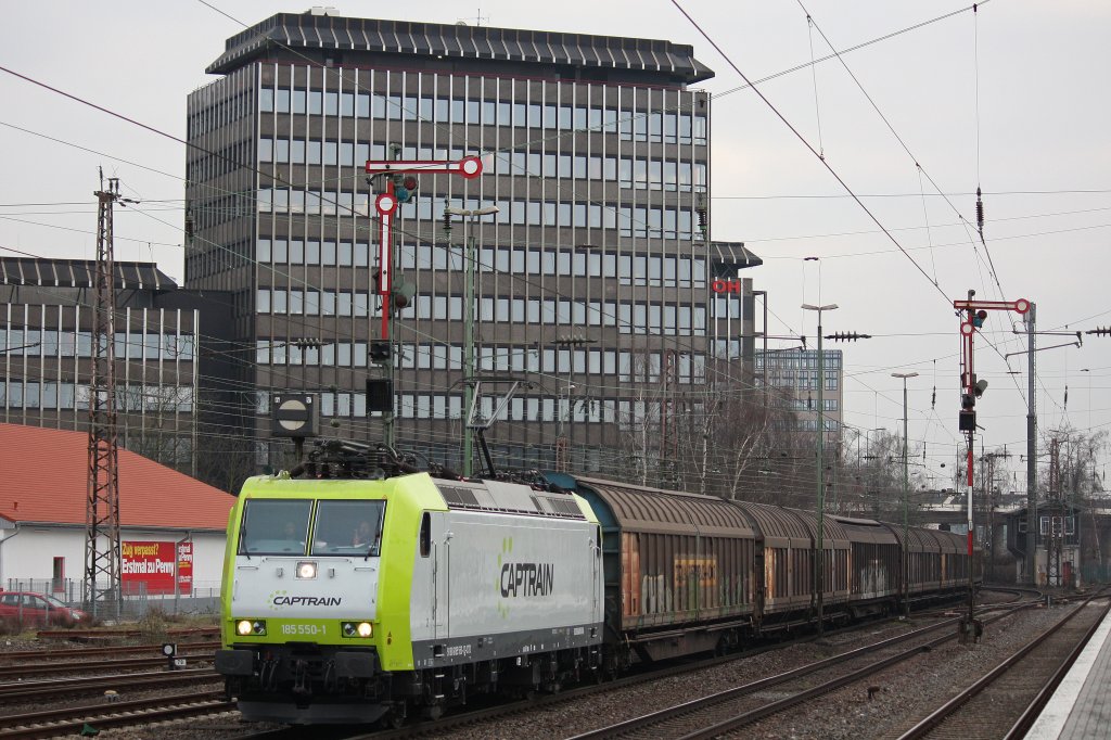 Captrain 185 550 am 28.2.13 mit einem Papierzug in Düsseldorf-Rath.