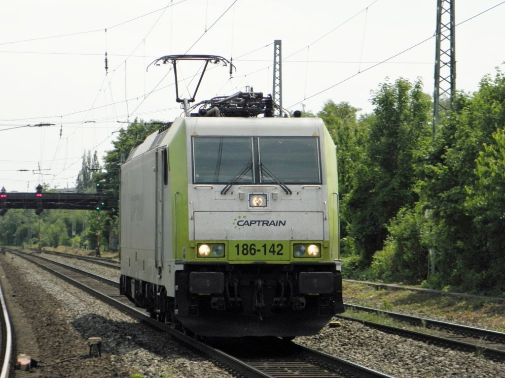 Captrain 186-142 als Tfz in Beuel am 3.6.2011