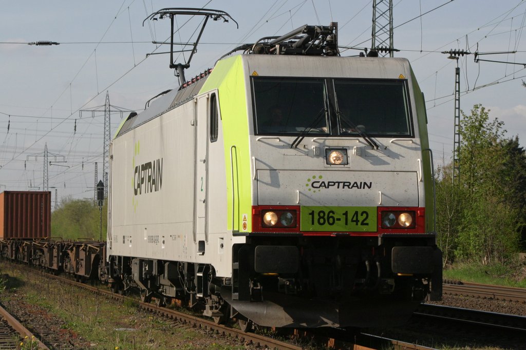 Captrain 186 142 am 20.4.10 beim Umspannen in Ratingen-Lintorf