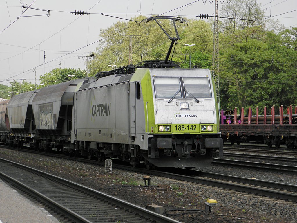 Captrain 186 142 mit ihrem Getreide Zug in Kln West am 23.4.2011