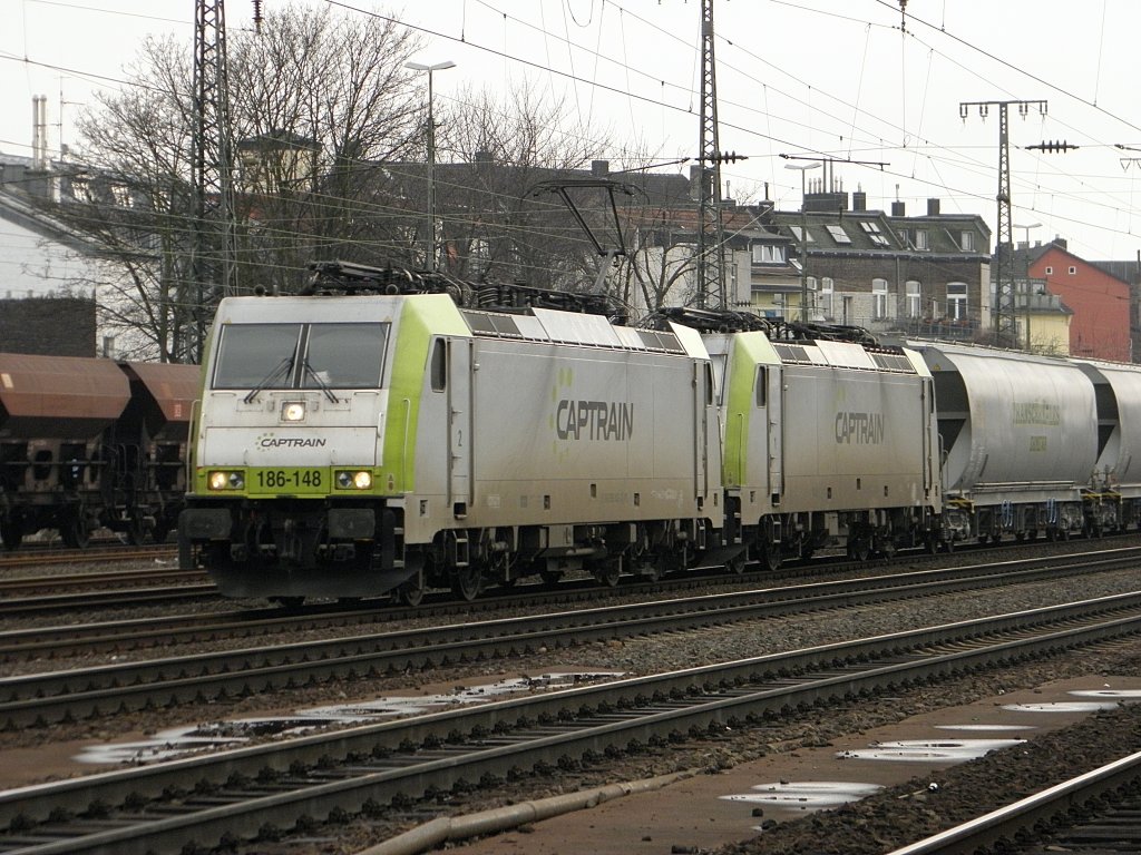 Captrain 186 148 mit 186 1** mit einem Getreidezug in Kln West am 12.2.2011
