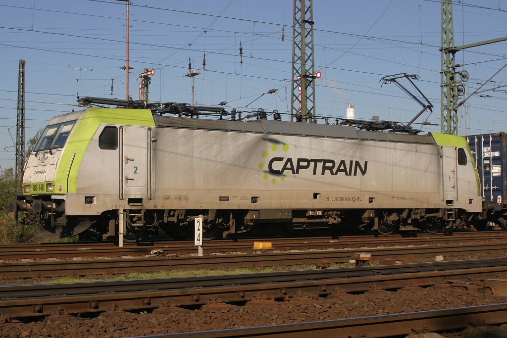 Captrain 186 148 mit Containerzug am 11.10.10 in Oberhausen West