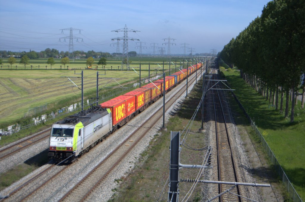 Captrain 186 149 mit Containerzug in der nahe van Loenersloot,Mai 2009.