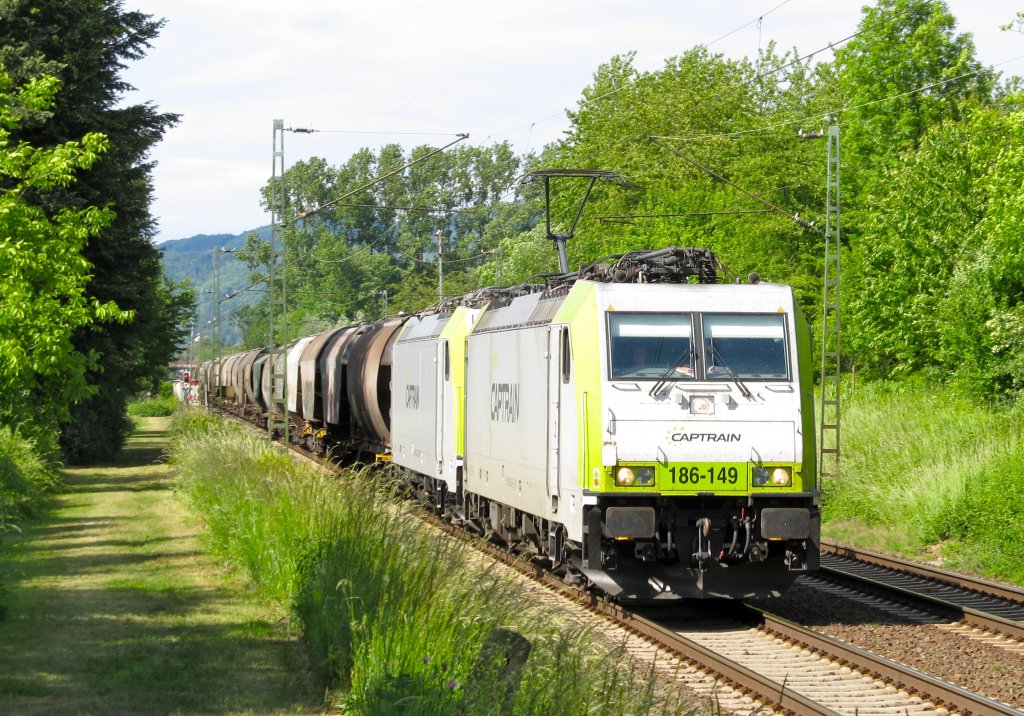 Captrain 186 149 mit Schwestermaschine am 28.5.2011 bei Unkel.