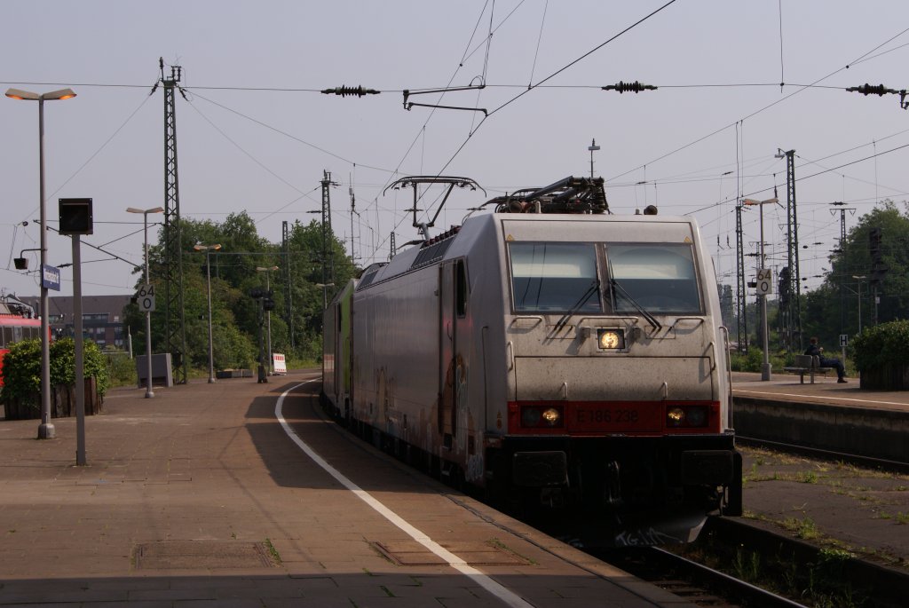 Captrain 186 238 + 186 149 mit einem Getreidezug am 21.05.2011 in M�nchengladbach Hbf