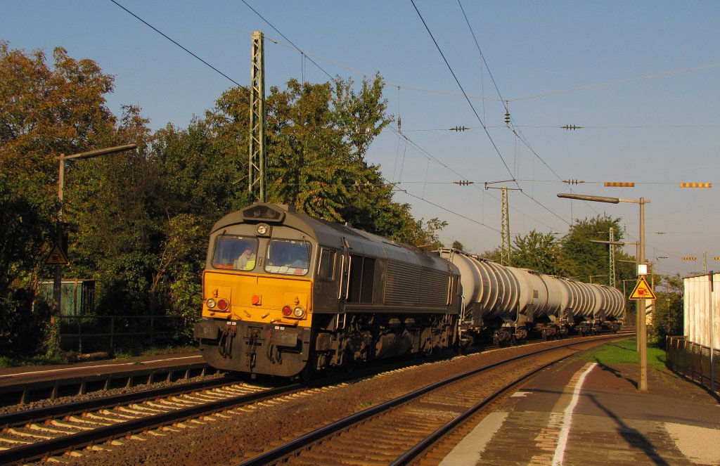 Captrain CB 1001 (92 80 1 266 106-4 D-RCHEM) mit dem DGS 94976 von Wörth (Rhein) nach Geleen-Lutterade (NL), in Erbach (Rheingau); 14.10.2010