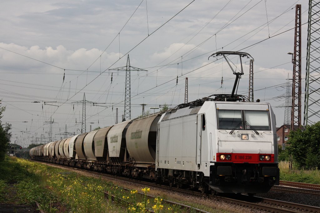 Captrain E186 238 am 2.7.12 mit einem Getreidezug in Ratingen-Lintorf.